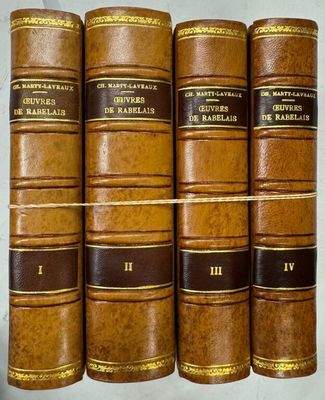 six vieux livres sont alignés sur une table