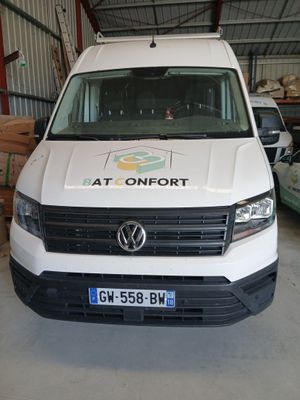 une camionnette blanche garée dans un garage