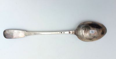 une cuillère en argent avec un manche en argent posée sur une surface blanche