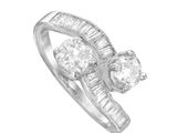 une bague en or blanc sertie de diamants taillés en baguette et de diamants taillés en baguette