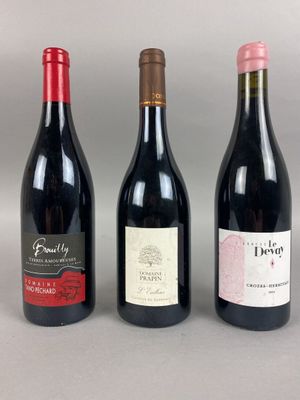 trois bouteilles de vin sont alignées sur une table
