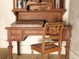 un bureau en bois avec une chaise devant