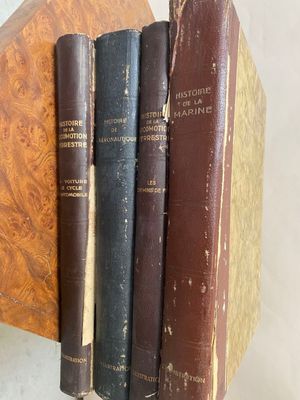 trois livres sont empilés les uns sur les autres sur une étagère