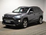 La Toyota RAV grise est garée dans une pièce au sol à carreaux.