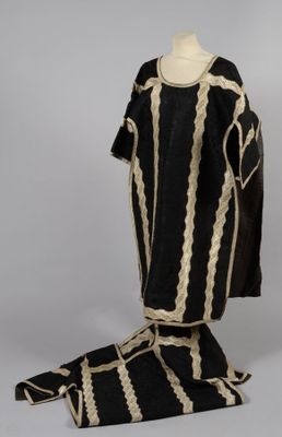 Paire de dalmatiques en drap noir damassé de fleurs, appliqu…