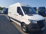 une camionnette blanche garée dans un parking