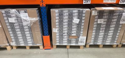 les nombreuses boîtes qui se trouvent sur les rayons du magasin
