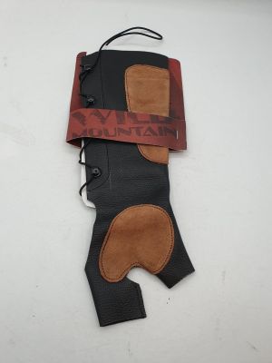 une photo d'une paire de bottes en cuir noir et marron ornées d'une lanière rouge