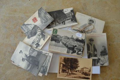 une pile de vieilles cartes postales sur une table