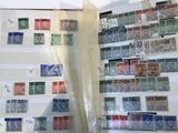 de nombreux timbres différents sur les pages d'un livre