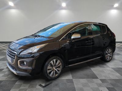 une voiture noire garée sur le sol en damier d'un garage