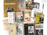 plusieurs livres sont empilés sur une surface blanche