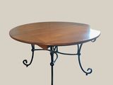 une image représentant une table en bois avec un piètement en métal et un plateau en bois