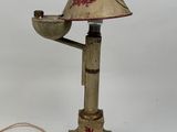 une lampe posée sur une table et munie d'un abat-jour
