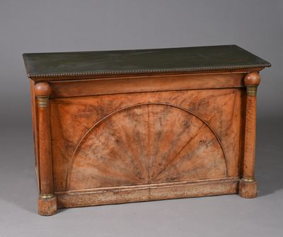 an old wooden chest with a fan design on the top of it