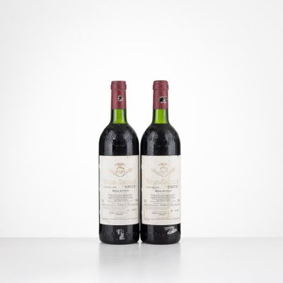 deux bouteilles de vin rouge posées sur une table