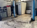 une photo d'un garage dont le sol est très sale