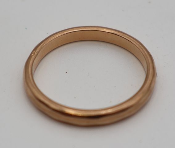 Alliance en or 18 carats 750 millièmes. En règle. Poids brut : 2,...