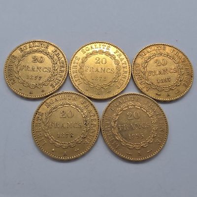 quatre pièces d'or sur lesquelles figurent les noms de différents pays