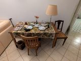une table et des chaises dans une pièce où se trouve un canapé