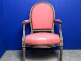 une vieille chaise recouverte de tissu rose, recouverte de tissu rose, recouverte de tissu rose, recouverte de tissu rose, recouverte de tissu rose, recouverte de tissu rose, recouverte de tissu rose, recouverte de tissu rose, recouverte de tissu rose