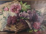 une peinture de fleurs dans un panier sur une table
