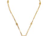 un collier en or avec un pendentif en forme de croix au bout d'une chaîne