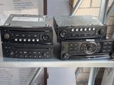 trois radios posées sur une étagère dans une pièce