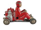 une petite voiture rouge sur laquelle est assis un homme en costume rouge