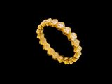 gros plan d'une bague en or sur fond noir