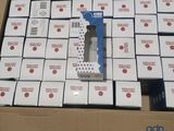 de nombreuses boîtes contenant des appareils électroniques, rangées dans un carton