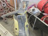 une machine jaune qui se trouve à côté d'un tas d'autres équipements