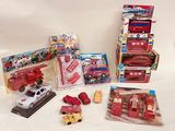 un grand nombre de jouets posés sur une table