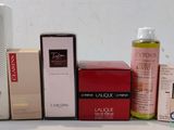 de nombreux types de produits de soins de la peau sur une table