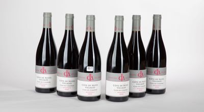 six bouteilles de vin rouge alignées