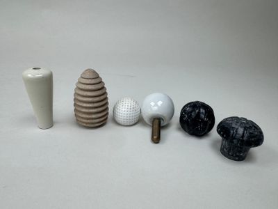 beaucoup d'objets posés sur une table