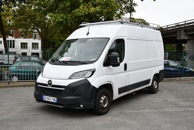une camionnette blanche garée dans un parking