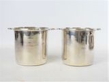 paire de tasses plaquées argent, munies d'une anse de chaque côté