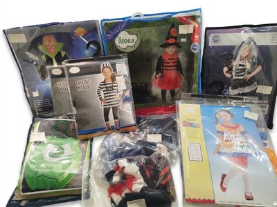 un grand nombre d'objets posés sur une table