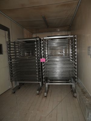 de nombreux plateaux de nourriture disposés sur un support métallique dans une pièce