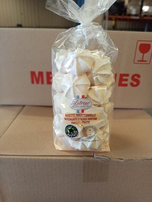 un sachet de guimauves posé sur une boîte en carton