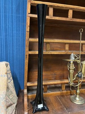 deux grands vases posés sur une étagère à côté d'une lampe