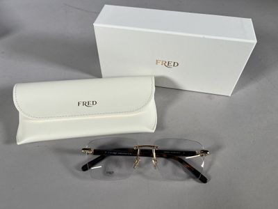 une paire de lunettes dans une boîte blanche et une paire de lunettes dans une boîte blanche