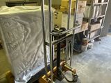 un chariot sur lequel est posé un matelas, dans une pièce