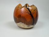 un vase sur lequel figure l'image d'un arbre