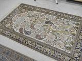 un tapis sur le sol avec une chaise en arrière-plan