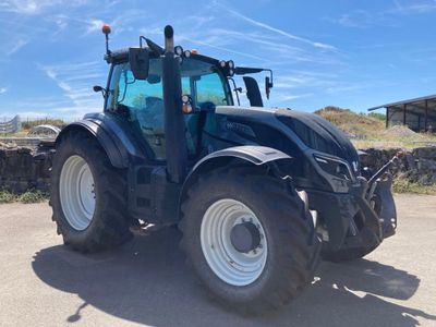 une photo d'un tracteur garé sur un parking