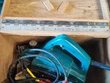 une boîte contenant des outils posée sur le sol