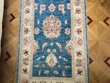 un tapis bleu posé sur le sol d'une pièce