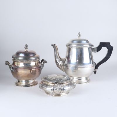 trois théières en métal argenté et un sucrier en métal argenté